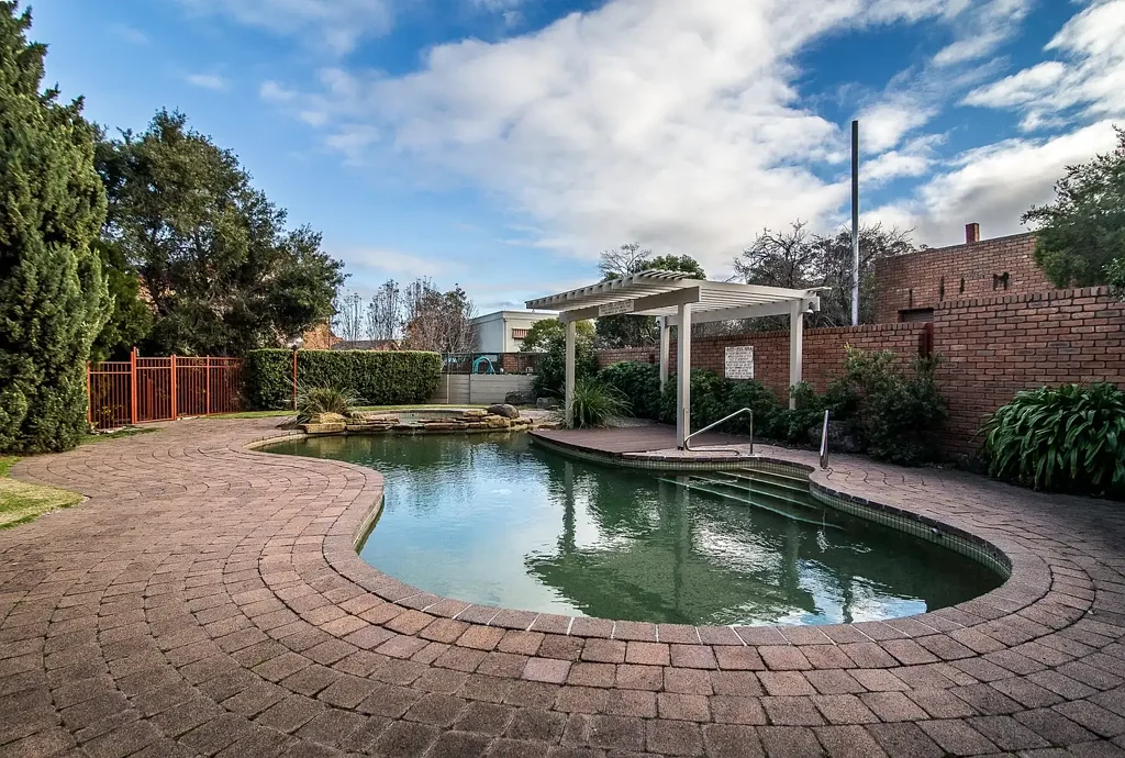 TOWNHOUSE IN PERFECT LOCATION!