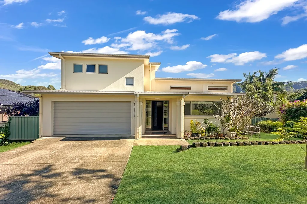Spacious 4 bedroom family home with dual living & stunning views.