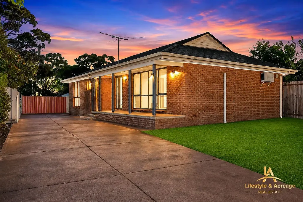 Cranbourne 3房 位于 Cranbourne 中心地带的稀有约 697 平方米地块，潜力无限！ "The Family Home today. The Investment tomorrow. The Development Opportunity for the future."