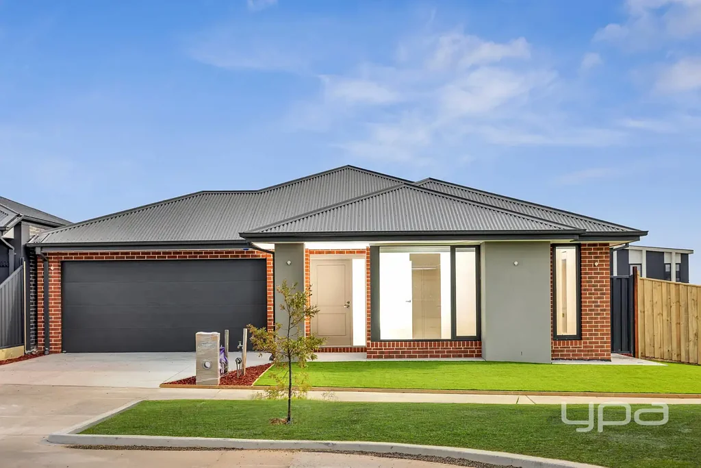 Wyndham Vale 4房 全新Henley建造 2700毫米高顶 三个生活区 40毫米石头厨房 主卧带套间 全屋冷暖空调 覆盖户外用餐区 低维护后院 双车库内部通道 Brand New Henley Masterpiece with Premium Upgrades in Savannah Estate - FHOG !!