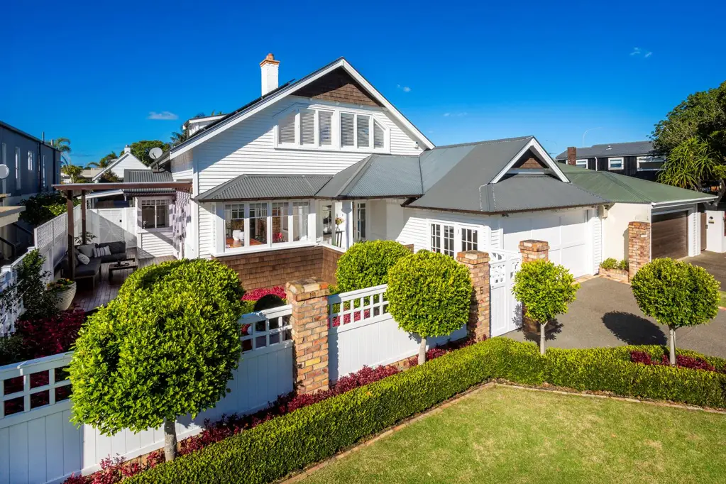 Takapuna 4ห้องนอน Charming Coastal Family Home - Priced To Sell!