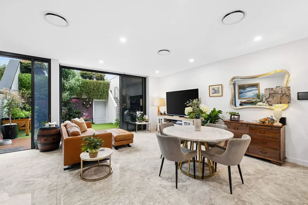 Luxury 4 Bedroom Townhouse with Designer Finishes & Entertaining Space