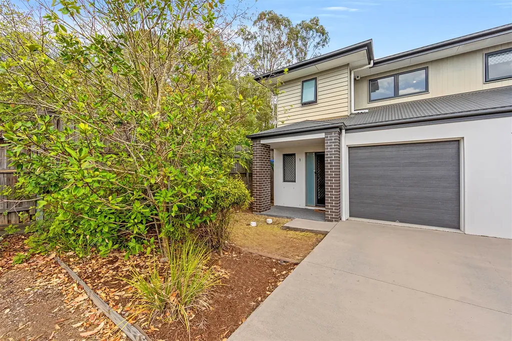 Oxley 3Kwarto Modern Townhouse Living with a Private Courtyard & Everyday Convenience