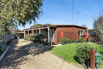 St Leonards 3房  Charming Cedar Cottage in the Lower Bluff