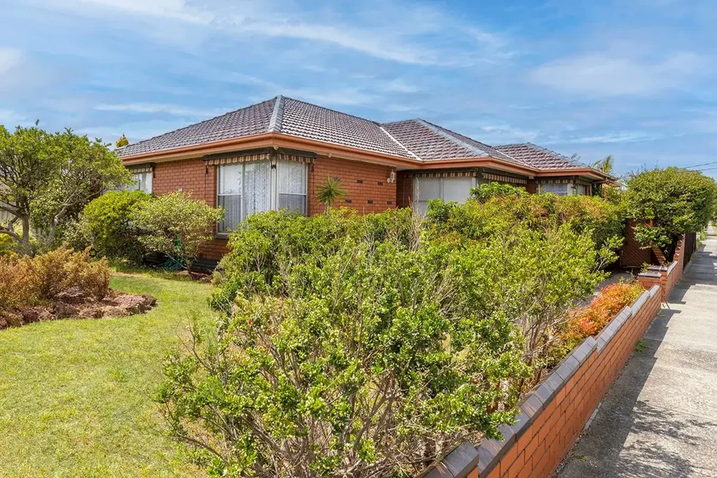 4-5 BEDROOM FAMILY HOME IN PRIME BEACHSIDE LOCATION