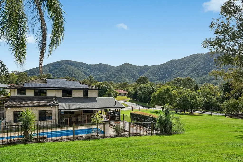Highvale 5房 卓越的度假村式田园生活，每个细节都经过精心考量 Exceptional Resort-Style Acreage Living with Every Detail Thoughtfully Considered
