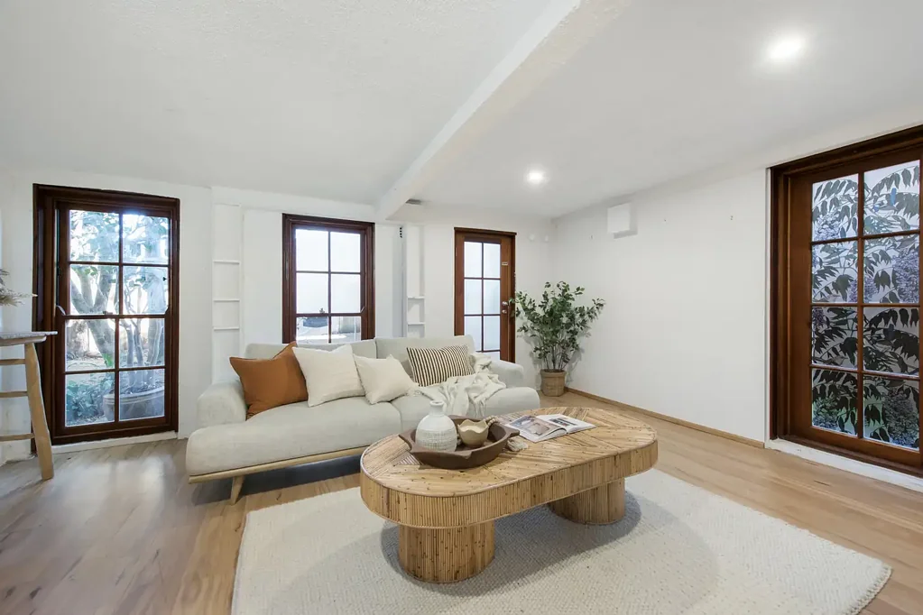 Leafy Art Deco retreat with house-like space