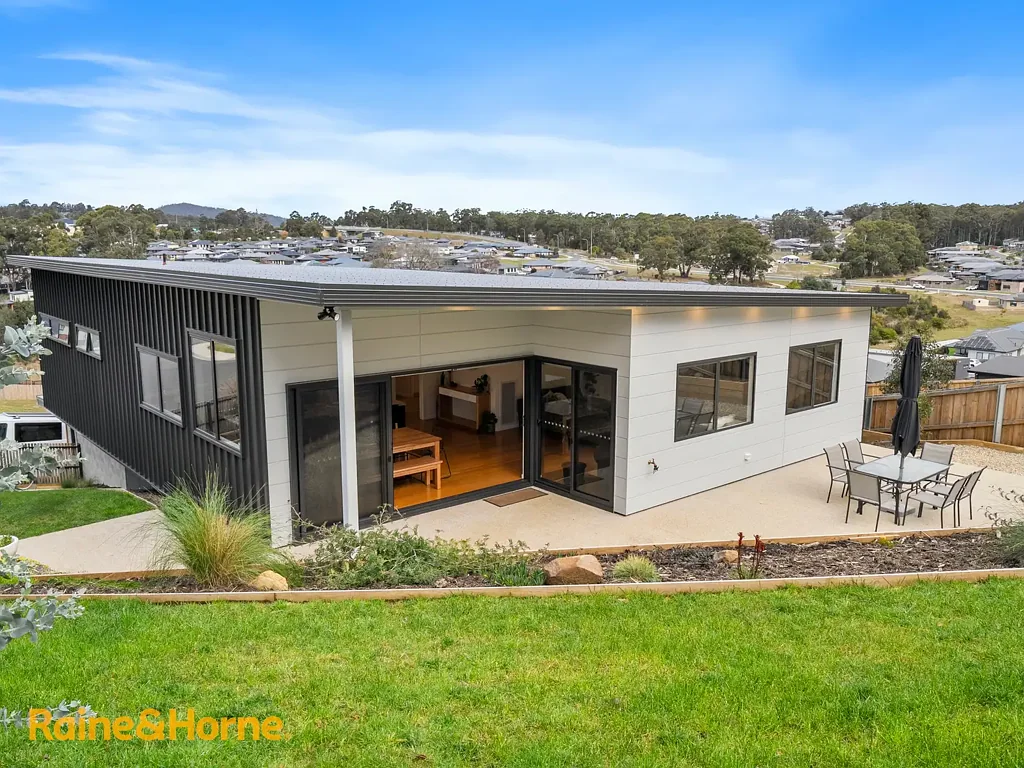 Kingston 4 Bedroom Contemporary Style, Semi-Rural Outlook & Family-Friendly Comfort