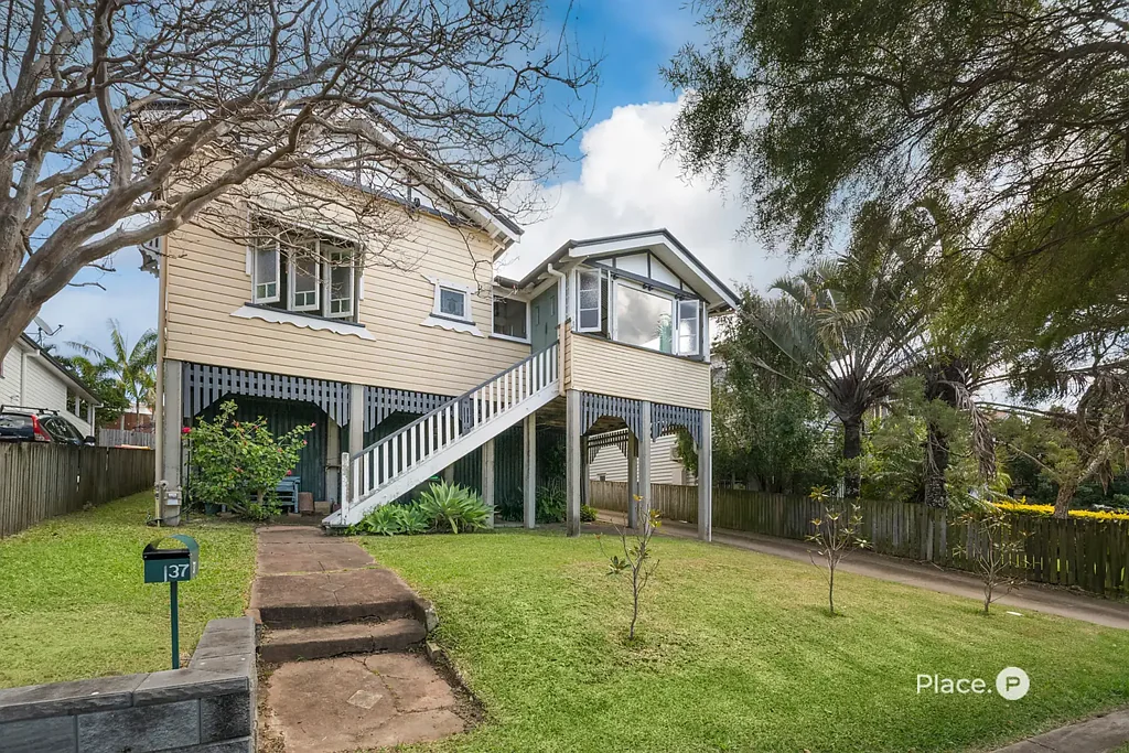 Coorparoo 3房 经典Queenslander风格 653m²宽敞地块 原始木地板 高耸3米天花板 宽敞地下室 翻新扩建潜力 家庭友好街道 交通便利 A-Grade Location, 653m2 Block, Ready to Renovate