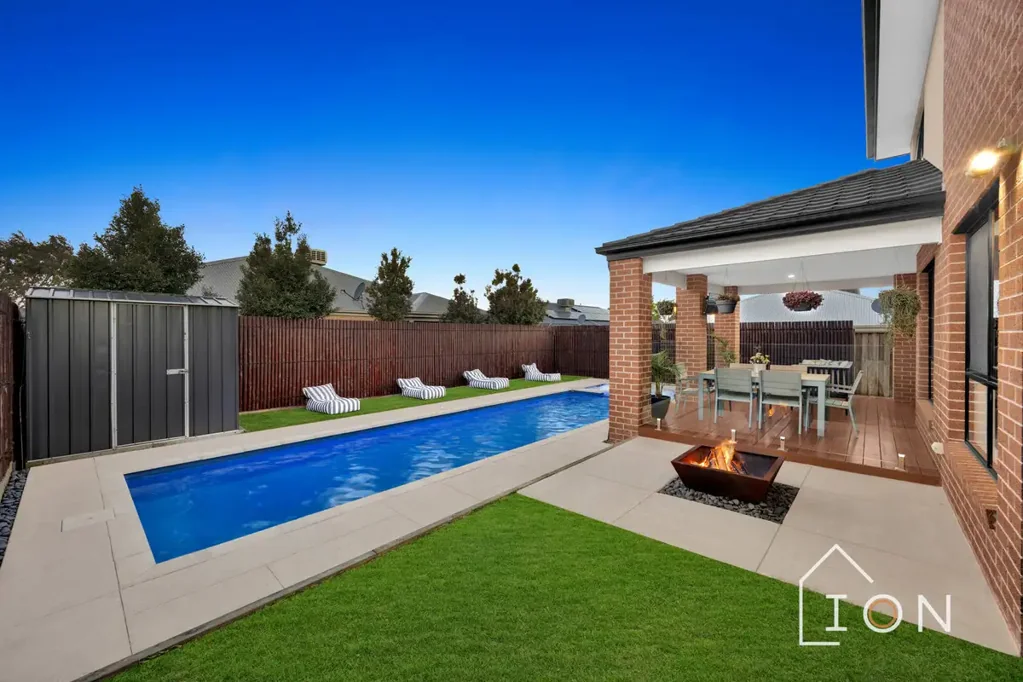 Clyde 4Habitaciones Family Living with a Backyard Made for Entertaining