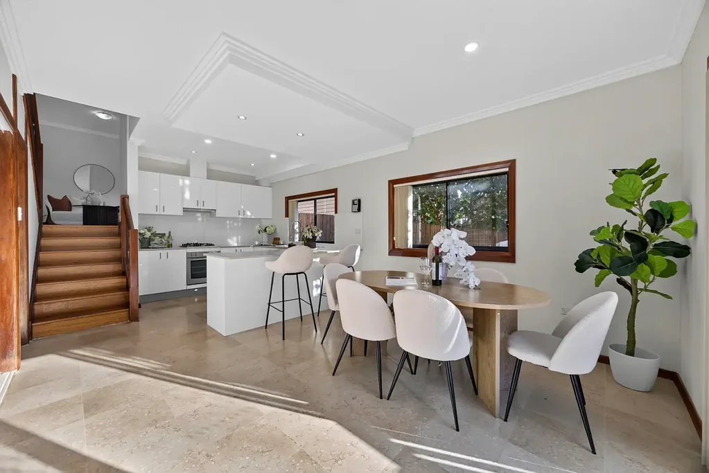 Bexley 3房 宽敞空间与自然采光，位于备受追捧的区域 Generous Space and Natural Light in a Sought-After Location
