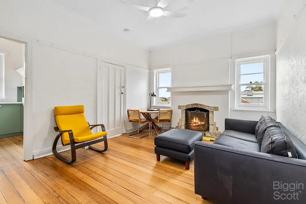 Fully Furnished Light-Filled St Kilda Apartment
