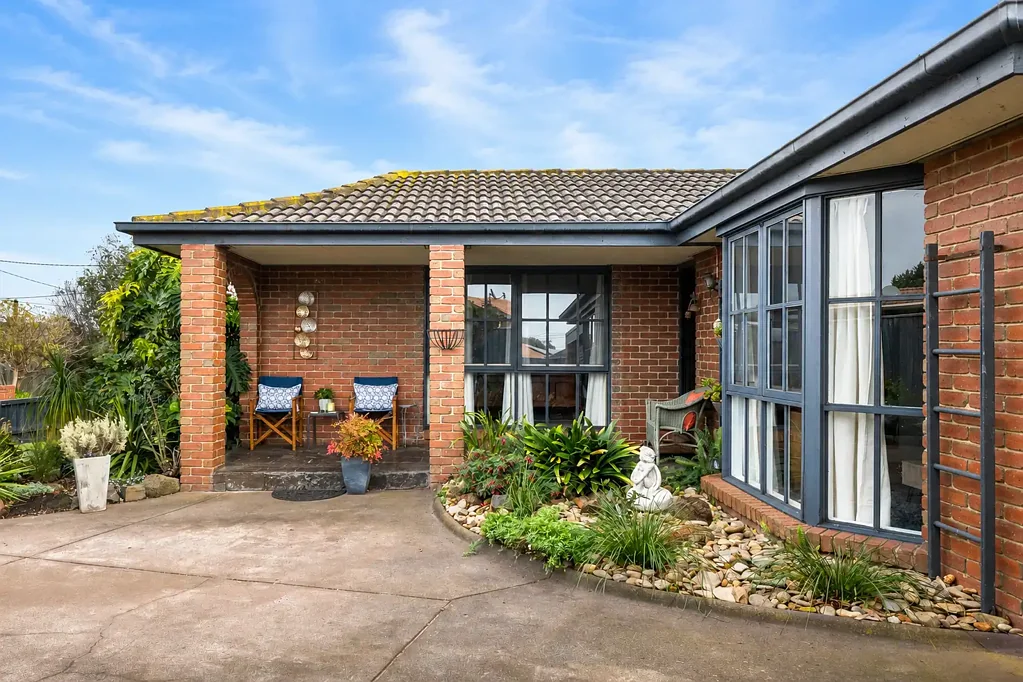Carrum Downs 4房 宽敞823sqm地块 四卧书房独立卫浴 多功能生活区 双车库带通道 覆盖户外泳池 便捷学区交通 Spacious Family Living with a Poolside Lifestyle