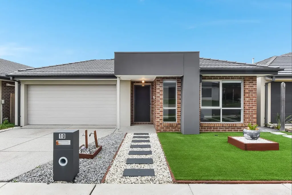 Spacious & Stylish Family Home for Rent in Pavilion Estate !!