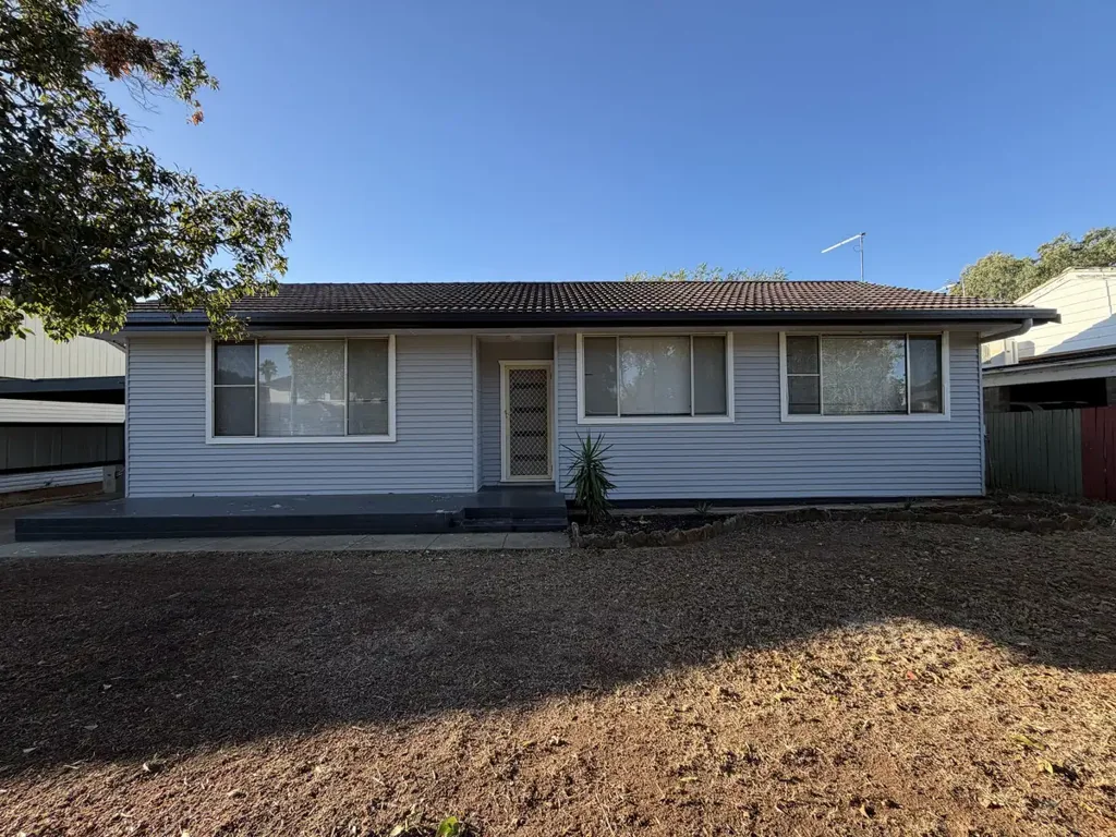 3 BEDROOM HOME WITH BRAND NEW BATHROOM & MINUTES WALK TO THE GOLF COURSE
