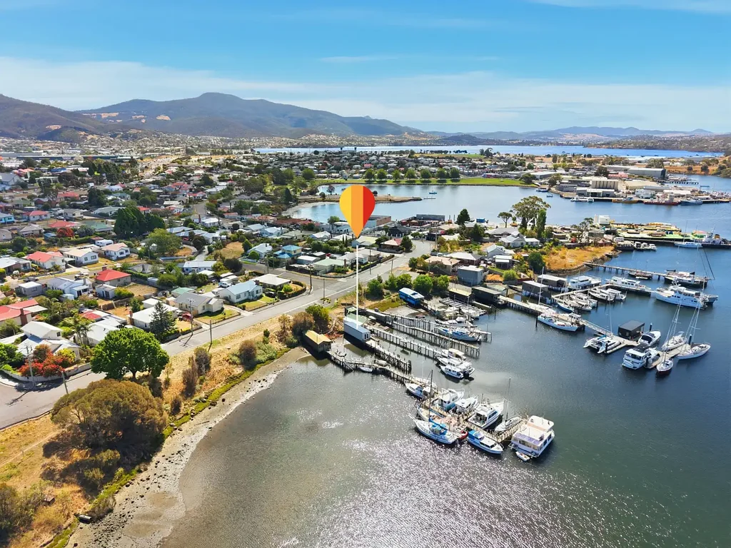 Derwent Park  Derwent Park - It�s A Boatshed. Not A House. And That�s Exactly Why It�s Good.