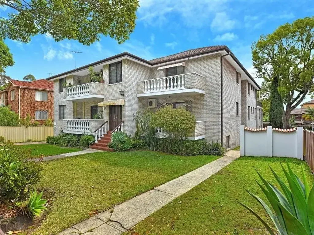 LARGE Unit Close To Train Station