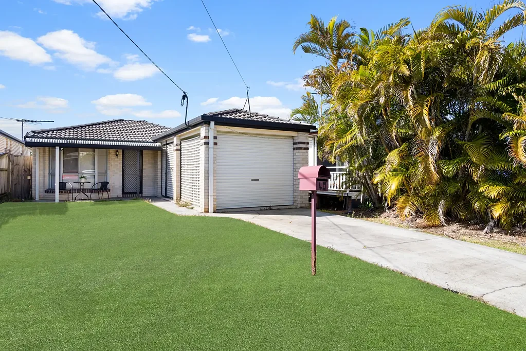 Woody Point 3 Bedroom Family-friendly living within 400m of the water