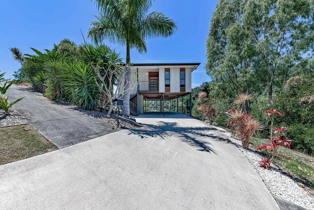 Executive Style Home in Airlie Beach - furnished
