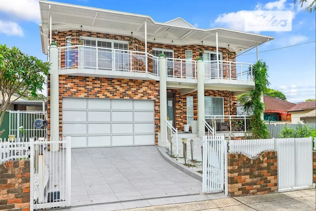 GRAND FAMILY FIVE BEDROOMS HOME