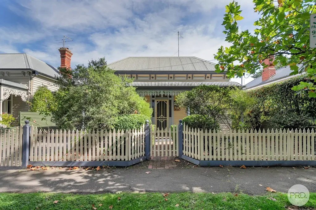 CLOSE TO THE LAKE AND HOSPITAL PRECINCT