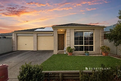 Pakenham 3房 Lakeside中心住宅 宽敞双厅 厨房电器齐全 主卧带步入式衣帽间 双车位遥控车库 低维护后院 管道供暖 太阳能电池板 近Lakeside Park 学校购物便捷 The Perfect Lakeside Family Home!
