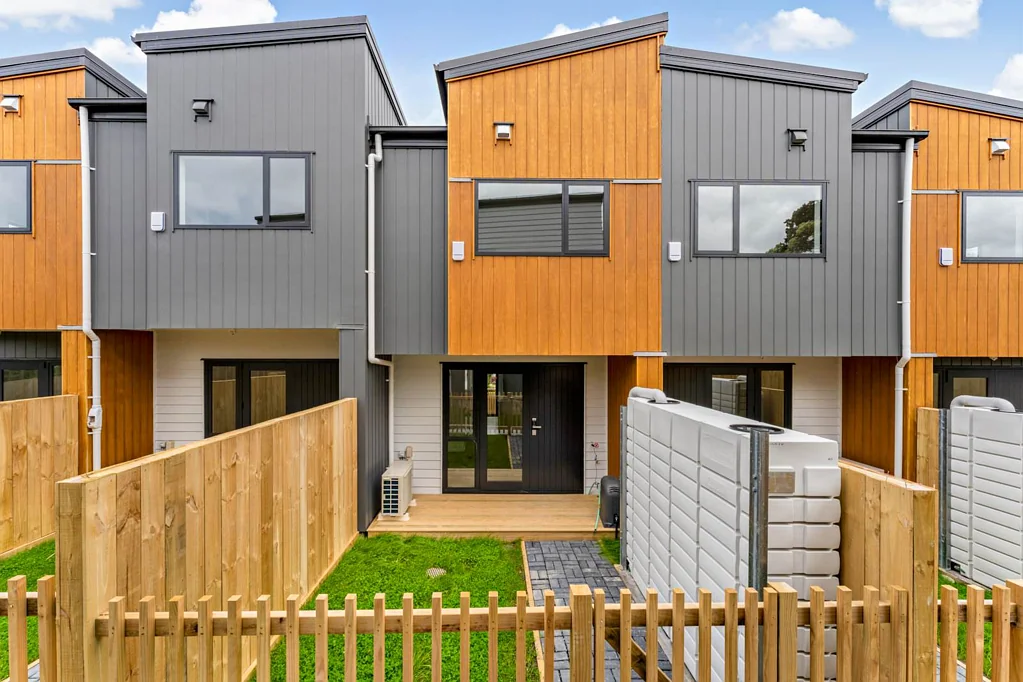 Henderson 2房 现代两层布局 时尚厨房私人后院 两宽敞卧室 优质配件指定停车位 亨德森中心位置 临近各便利设施 机会难得抓紧！ Modern 2-Bedroom Townhouses – Priced to Sell!