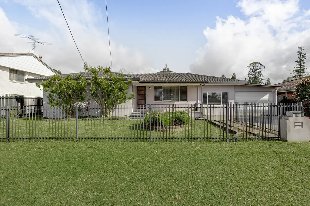 Spacious and Modern 5 Bedroom Home in a Convenient Newtown Location!