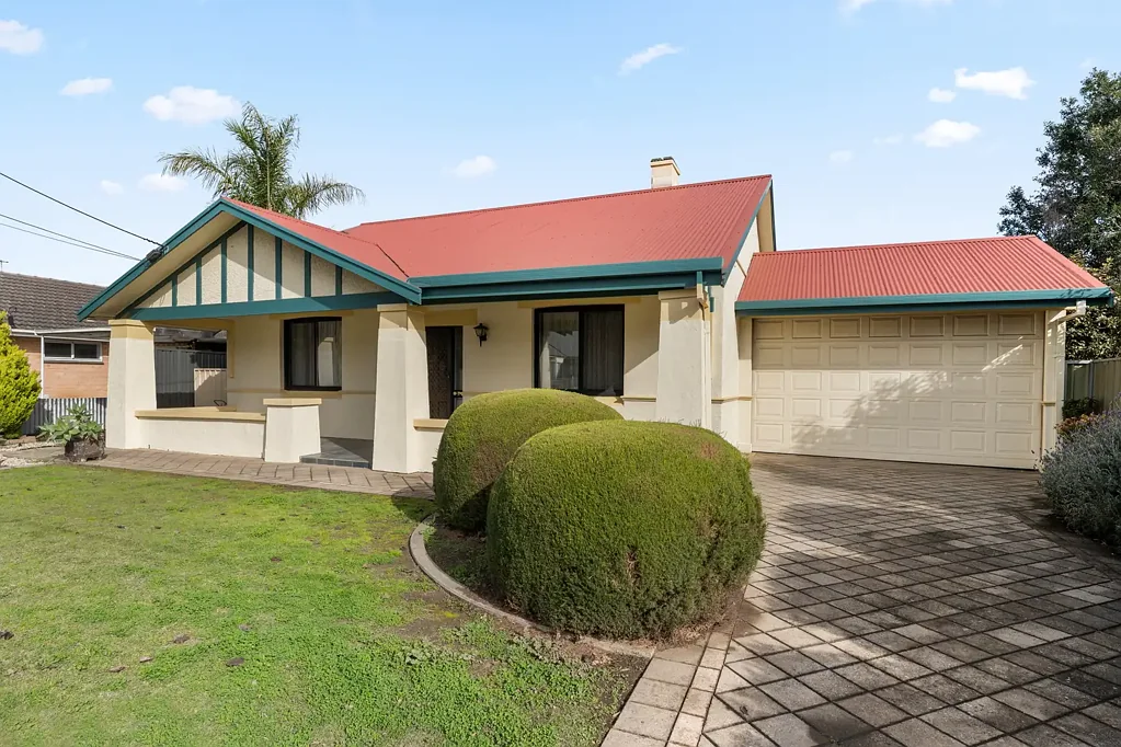 Oaklands Park 4બેડરૂમ Character Bungalow on a Generous 836sqm (Approx.) Allotment