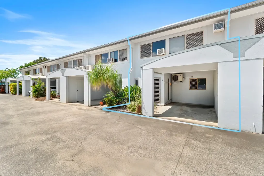 3 BEDROOM TOWNHOUSE WITH PRIVATE COURTYARD