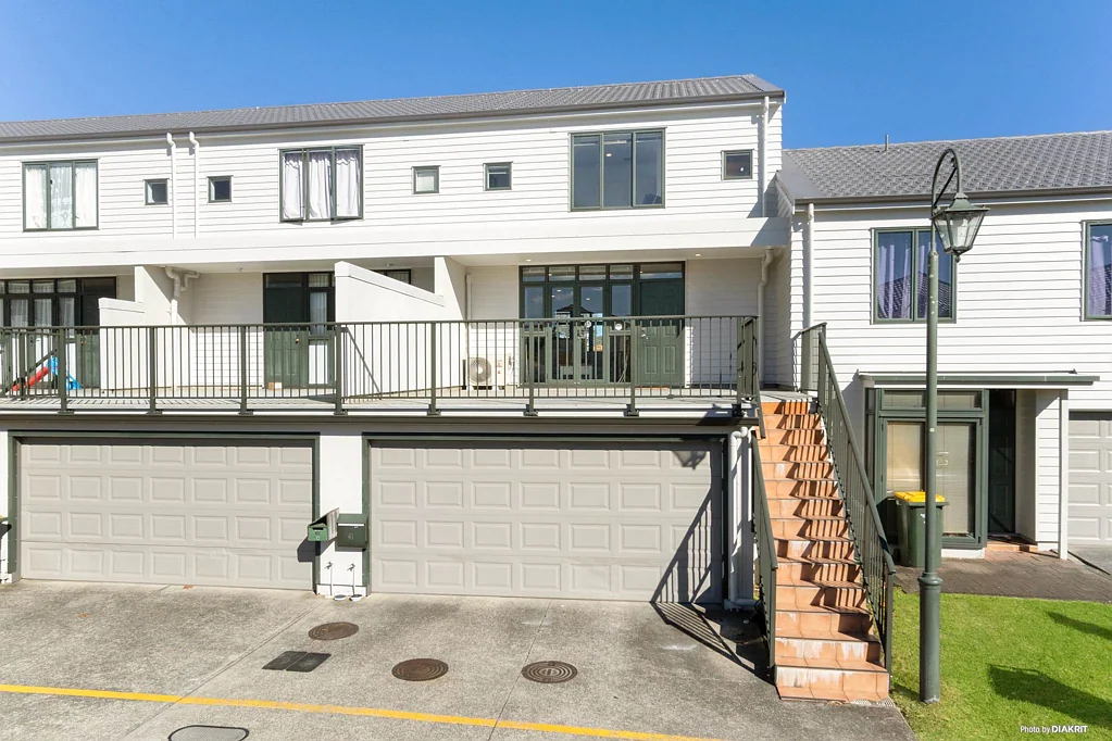 New Lynn 4房  Modern Family Living! Be Car Free!