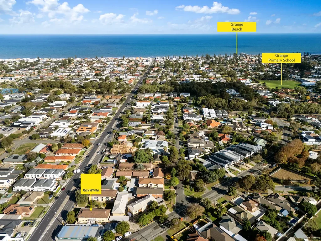 Grange 2غرفة نوم Upstairs Ease, Low-Care Investment - With Coveted Beach to CBD Links