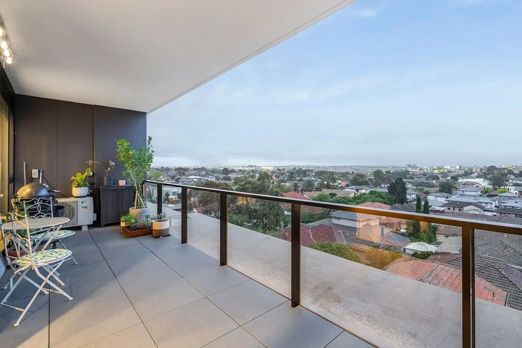 Essendon North 2Kwarto Elevated Anthem Living with Exceptional Airport Runway Views