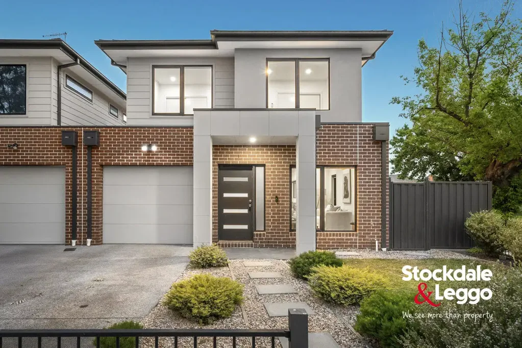 Glenroy 3房 建筑设计精良 石材台面厨房 主卧带套间 全屋分体空调 视频对讲系统 露台庭院景观 便捷交通位置 Stunning Street-Facing Townhouse with Unsurpassed Excellence & Luxury