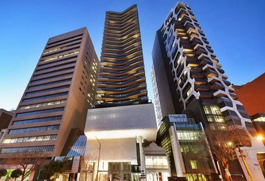 South Melbourne 2房 高层湖景天际线 便捷地铁入口 Miele高端厨房 私人阳台日落席 世界级设施配套 核心地段交通优 Elevate Your Lifestyle: A Sky-Home with Breathtaking Views & an Unbeatable