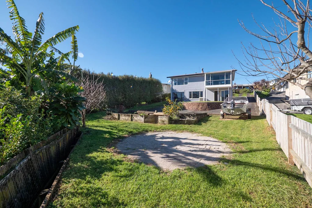 Omokoroa 3 Slaapkamer Beat the Market - Land and Space near the Beach!!