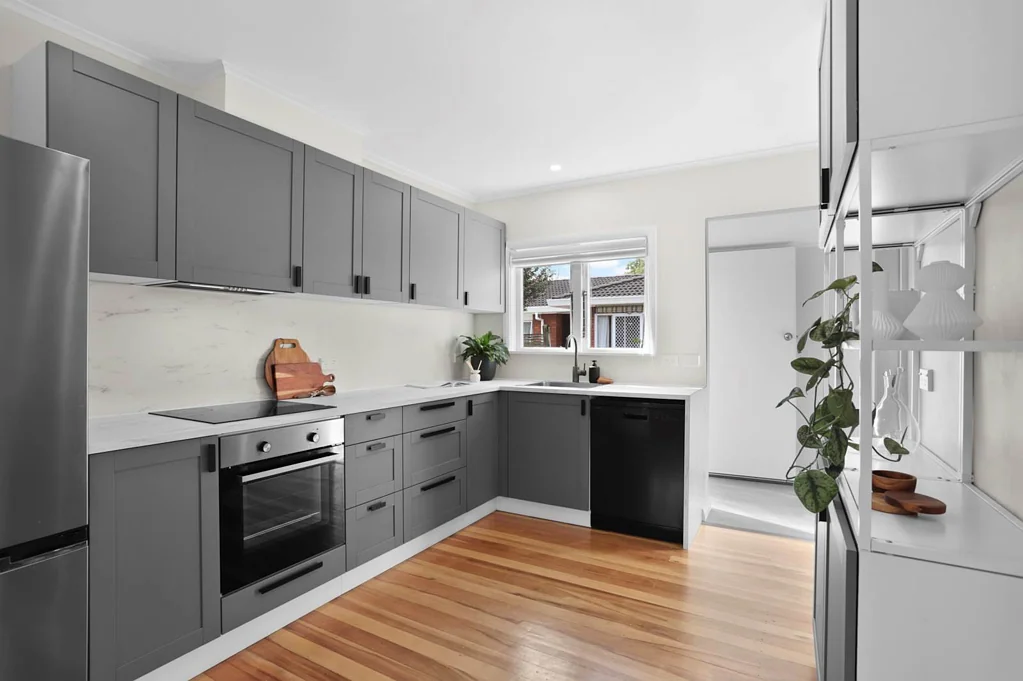 Te Atatu South 3침실 Lovingly Maintained with Comfort and Charm