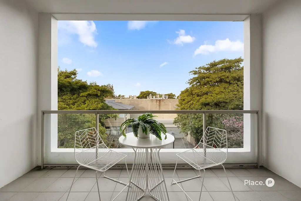 Bulimba 2Zimmer Contemporary Two-Level Apartment in a Blue-Chip Bulimba Address