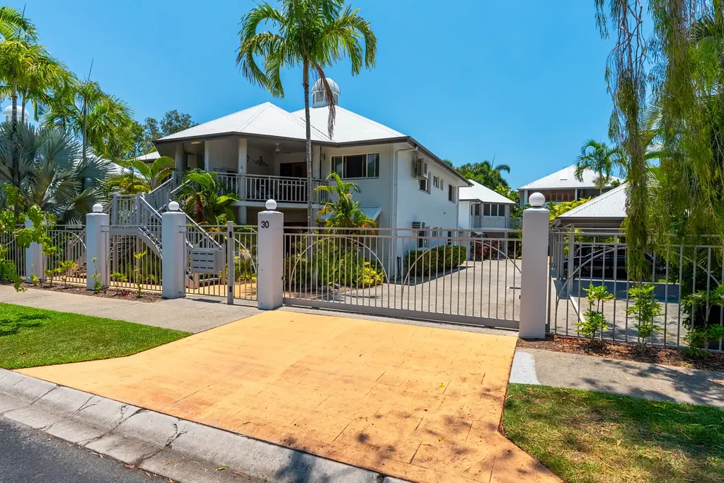 PRIME PALM COVE APARTMENT