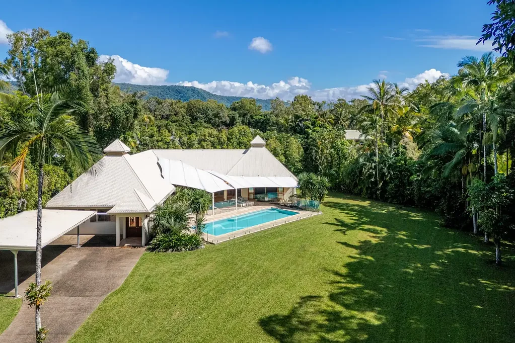 Port Douglas 4Zimmer Hidden Tropical Estate on 2,818sqm - Privacy, Scale & Lifestyle Near Four Mile Beach