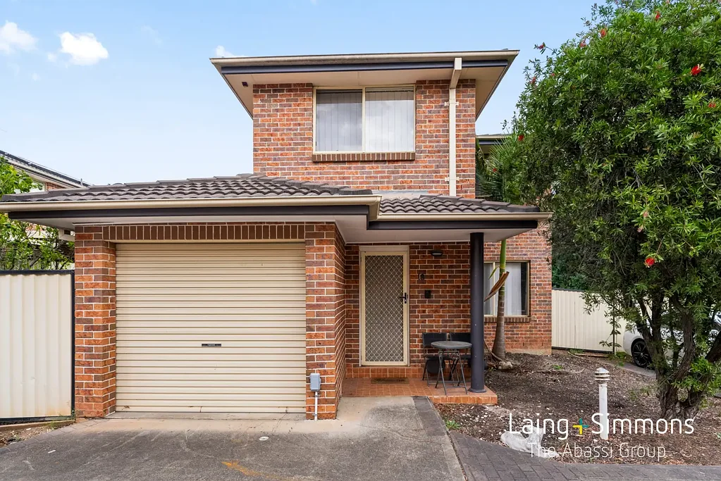 Oversized Townhouse in a Prime Location!