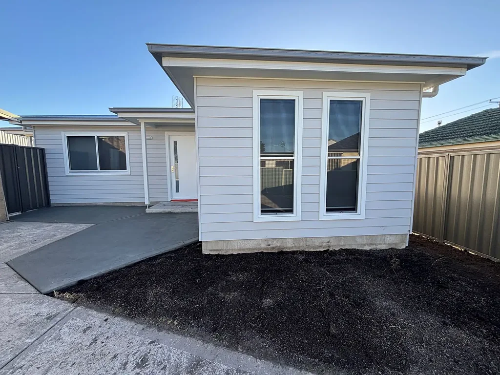 Granny Flat with Single Garage - WATER USAGE INCLUDED 💧