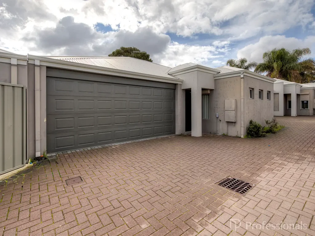 Freshly Updated 3x1 Villa in Quiet Complex of Three!