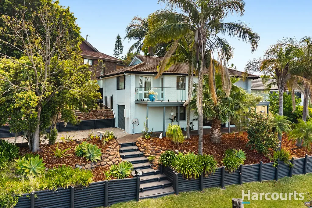 8 Kenley Crescent, Macquarie Hills, NSW 2285