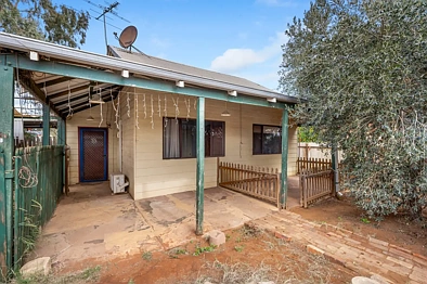 Boulder 3chambre Renovator's Dream on a Huge 1,012sqm Block!