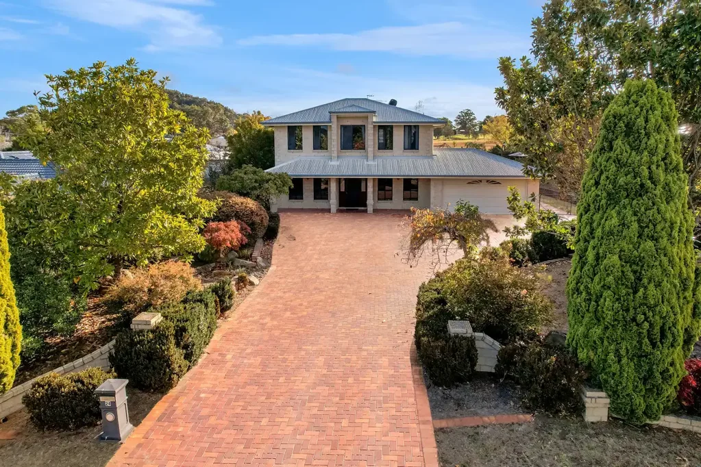 Stanthorpe 4 Bedroom Dream Big: Golf Course Living with Space, Shed & Pool