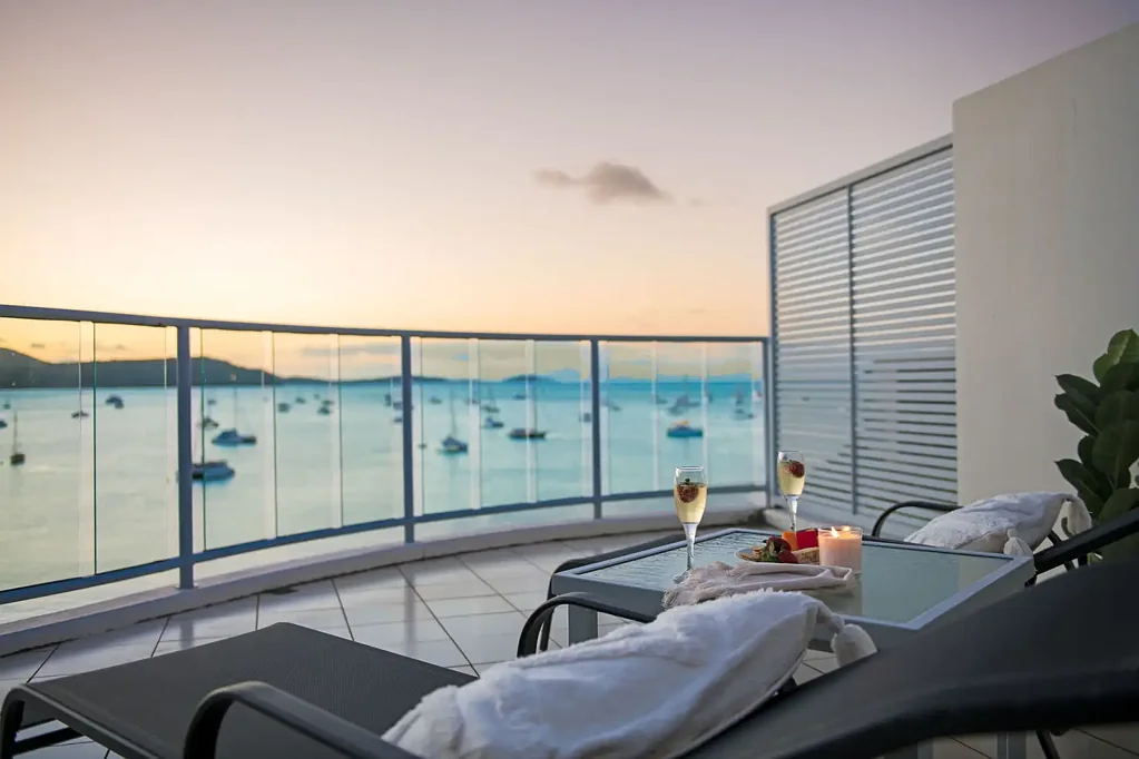 Airlie Beach 2Moenga Waterfront Luxury Penthouse With Income Attached