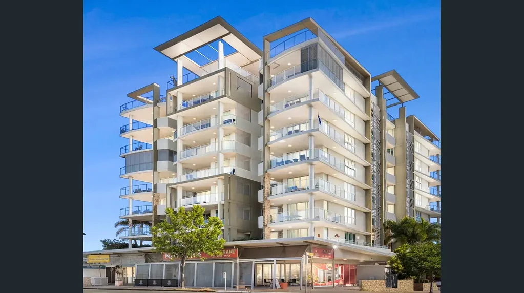 Clontarf 3房 顶层海景奢邸 宽敞开敞布局 设计师级厨房 主卧套带景观浴缸 宽敞娱乐阳台 电梯直达三车位 步行即达海滩咖啡 Coastal Luxury Penthouse Living At It's Finest