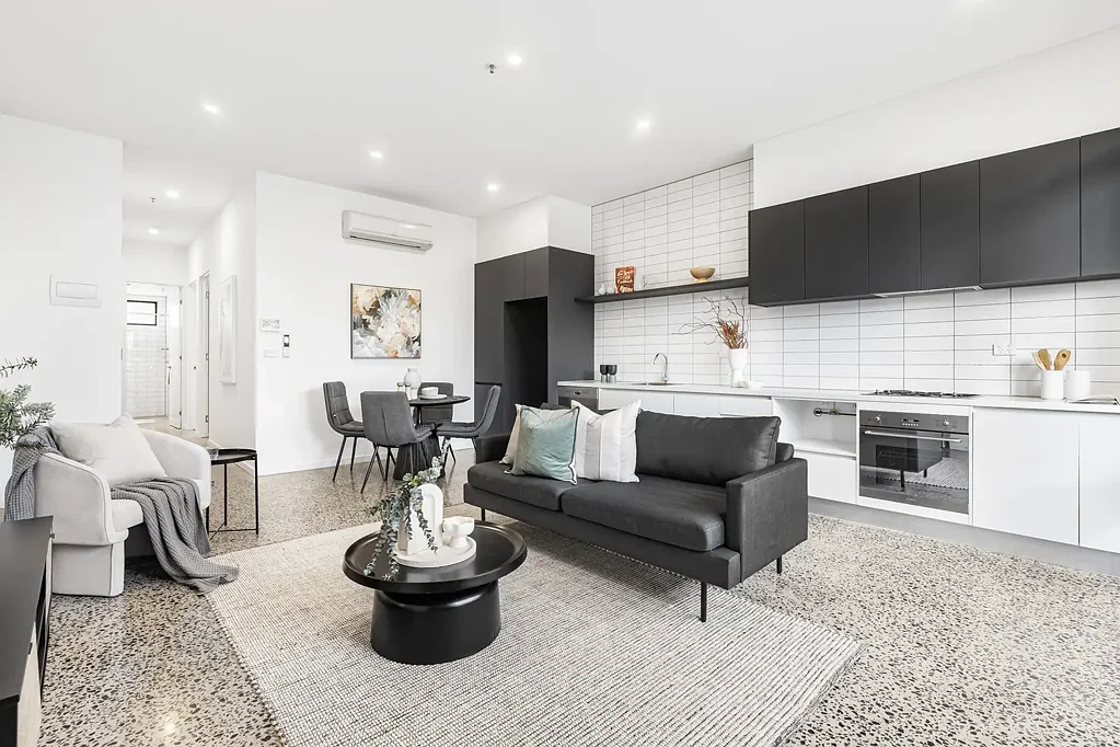 Fitzroy North 2房 装修精美 公寓 明亮室内 Smeg电器 私人庭院 双层玻璃 全楼冷暖 视频对讲 咖啡馆环绕 电车便捷 Stylish City-Fringe Living in the Heart of Fitzroy North