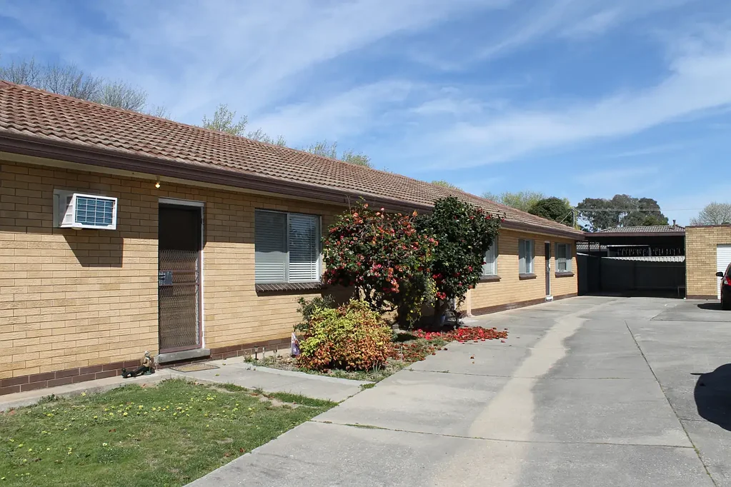 CENTRAL 2 BEDROOM UNIT – LAWN MAINTENANCE AND WATER INCLUDED.